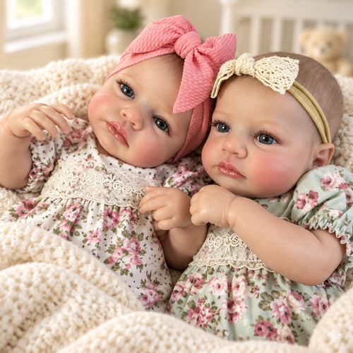 Alice et Rose, jumelles reborn aux yeux bleus, côte à côte