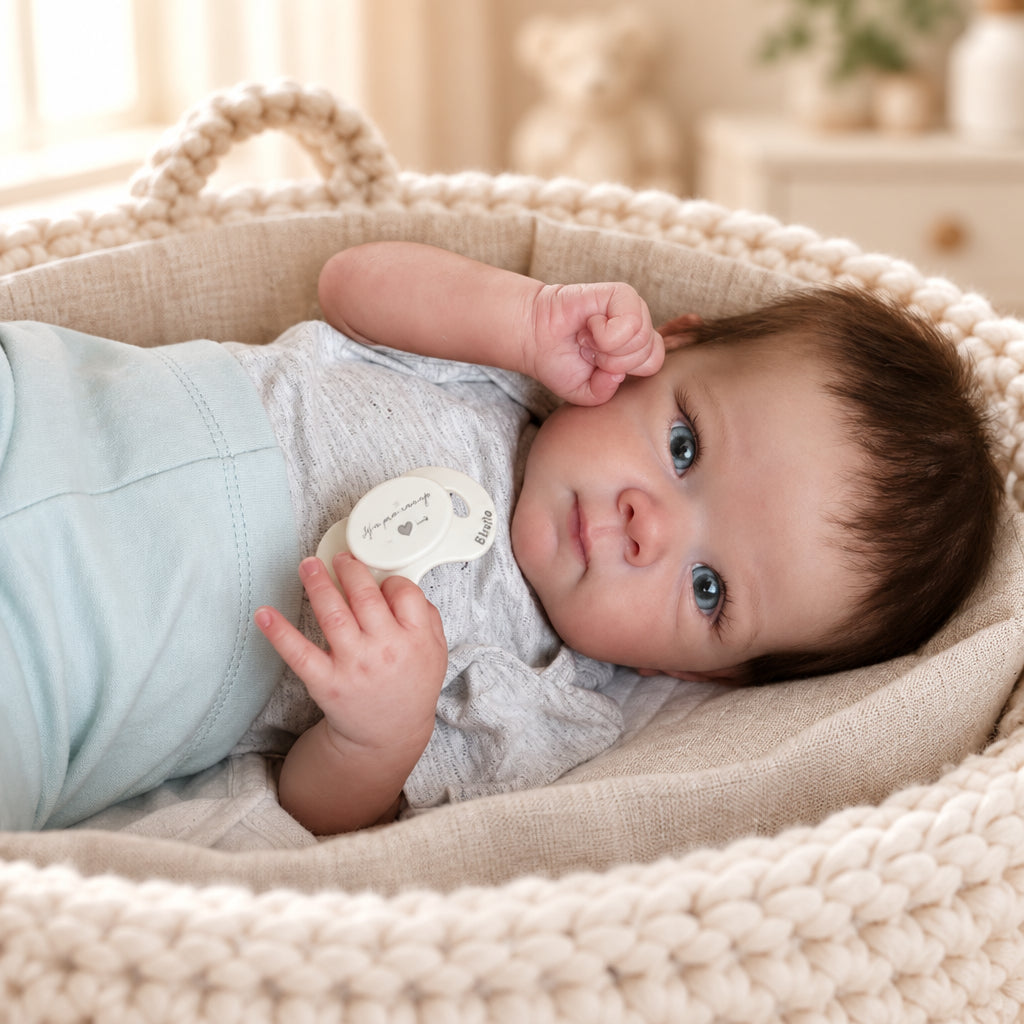 Capucine, bébé reborn éveillée 45 cm, dans sa tenue