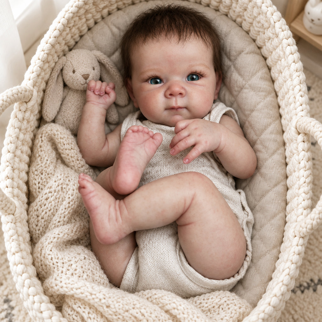 Capucine, bébé reborn 45 cm, détail du visage peint à la main