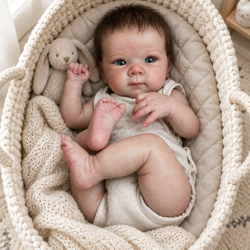 Capucine, bébé reborn 45 cm, détail du visage peint à la main